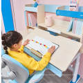 Dibujando niños estudian escritorios para los niños.